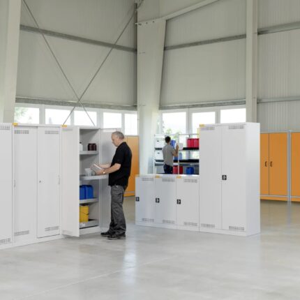 11009 Skrina na skladovanie kvapalin HazMat 10 20 s vysuvnymi policami